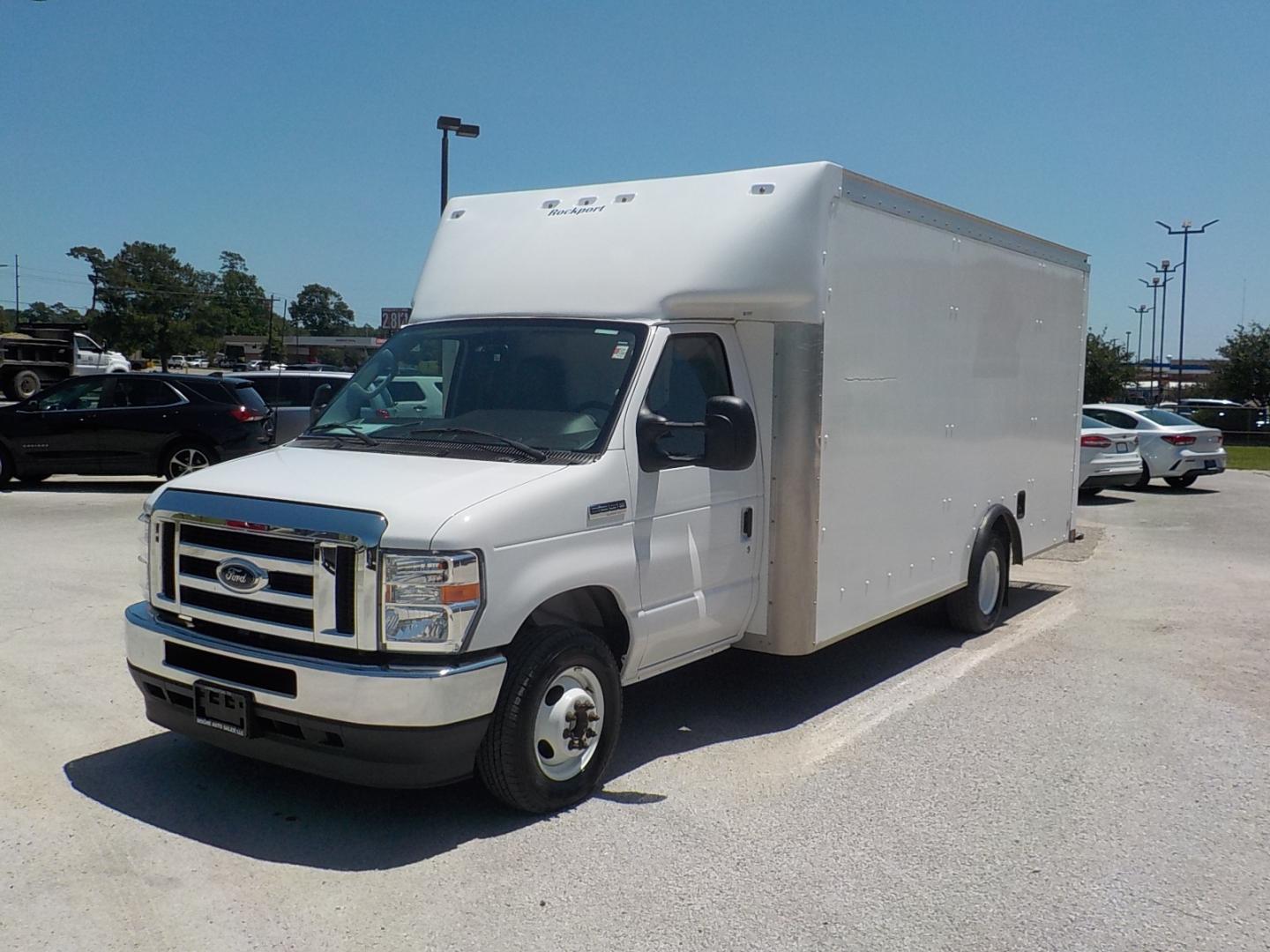 2022 White /Gray Ford Econoline (1FDWE3FK9ND) with an 7.3L V8 engine, AUTOMATIC transmission, located at 1617 W Church Street, Livingston, TX, 77351, (936) 327-3600, 30.710995, -94.951157 - LOW MILES!! If you're looking for a box van don't pass on this one!! It is ready for the BIG JOB!! This one is nice! - Photo#3